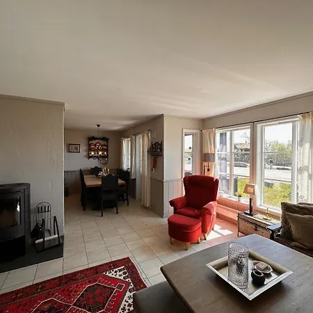 Cozy 3 Bedroom, Terrace, Pets Welcome Apartment *