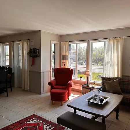 Cozy 3 Bedroom, Terrace, Pets Welcome *