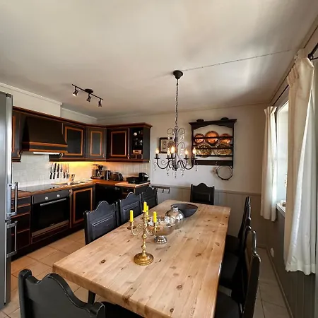 Apartment Cozy 3 Bedroom, Terrace, Pets Welcome *