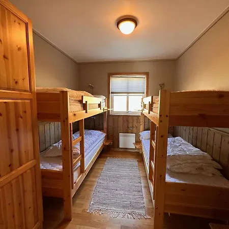 Cozy 3 Bedroom, Terrace, Pets Welcome Apartment *